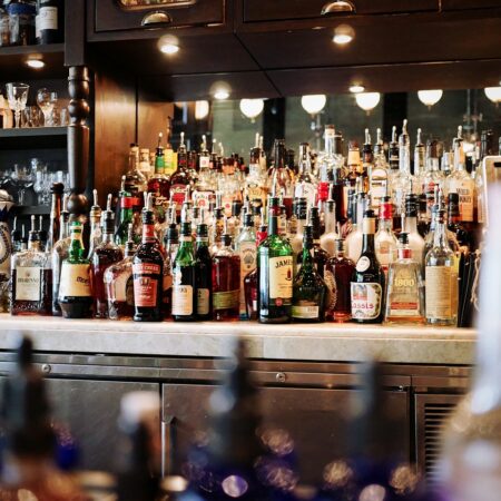 Cómo destacar un bar en un mercado competitivo